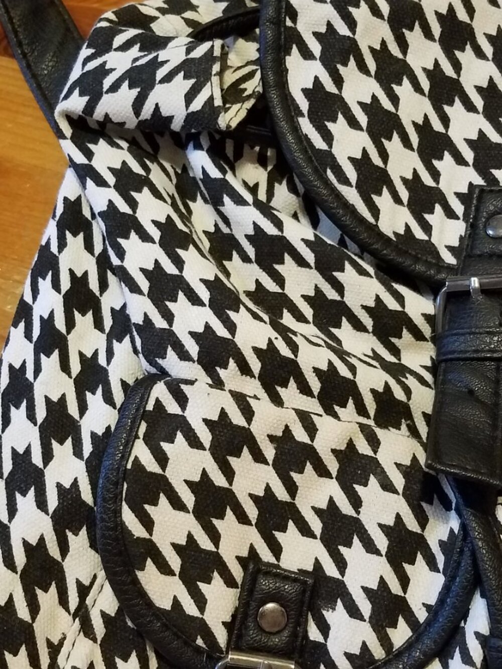 Fashionable backpack - houndstooth pattern! - Picture 13 of 15